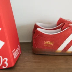Leder Sneaker|Terrace Casual Sneaker*Adidas Gazelle Low Pro W Better Scarlet / Cloud White / Gum 3