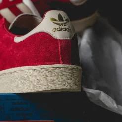Leder Sneaker|Terrace Casual Sneaker*Adidas Jabbar Low Team Power Red / Cream White / Gold Metallic