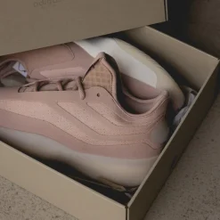 Leder Sneaker*Adidas x Fear of God Athletics II Ash Pearl / Ash Pearl / Ash Pearl