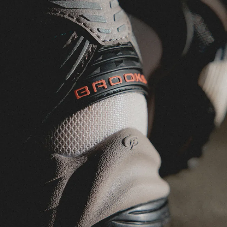 Vegane Sneaker|Outdoor Sneaker*Brooks Cascadia 1 Moonbeam / Black / Camellia