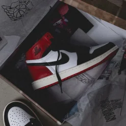 Leder Sneaker|High-Top Sneaker*Jordan Nike Air 1 Retro High OG *Black Toe* White / Black / Varsity Red / Sail
