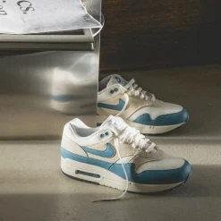 Weiße Sneaker|Retro Runner*Nike Air Max 1 Essential Soft Pearl / Smokey Blue / Light Khaki / Black