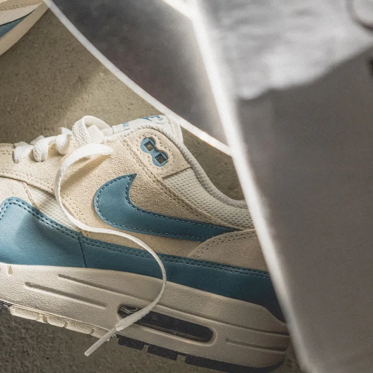 Weiße Sneaker|Retro Runner*Nike Air Max 1 Essential Soft Pearl / Smokey Blue / Light Khaki / Black