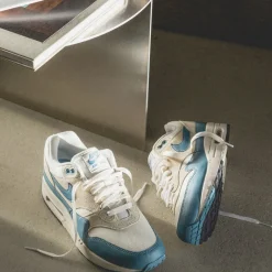Weiße Sneaker|Retro Runner*Nike Air Max 1 Essential Soft Pearl / Smokey Blue / Light Khaki / Black