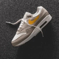 Leder Sneaker|Retro Runner*Nike Air Max 1 Essential Summit White / University Gold / Vast Grey