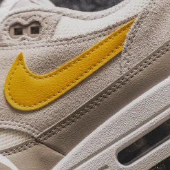 Leder Sneaker|Retro Runner*Nike Air Max 1 Essential Summit White / University Gold / Vast Grey