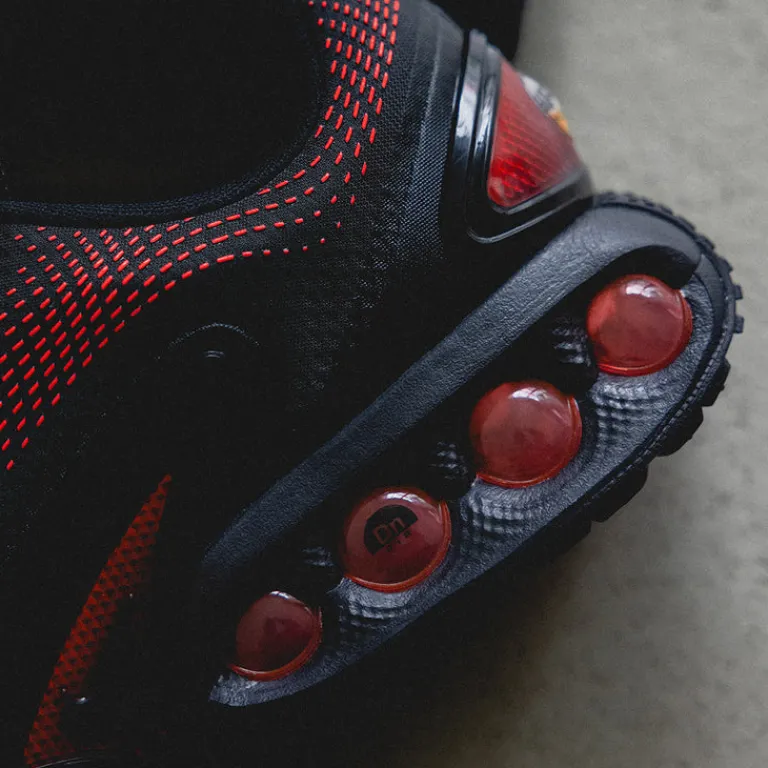 Vegane Sneaker|Retro Runner*Nike Air Max DN Black / Black / Black / Bright Crimson