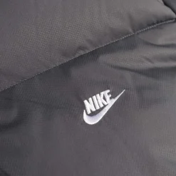 Jacken*Nike Club Puffer Jacket Iron Grey / White