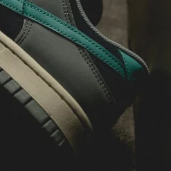 Leder Sneaker*Nike Dunk Low Retro PRM Light Pumice / Green Frost / Dark Obsidian / Coconut Milk