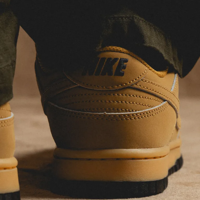 Leder Sneaker*Nike Dunk Low Retro SE Wheat / Wheat / Gum Yellow / Black