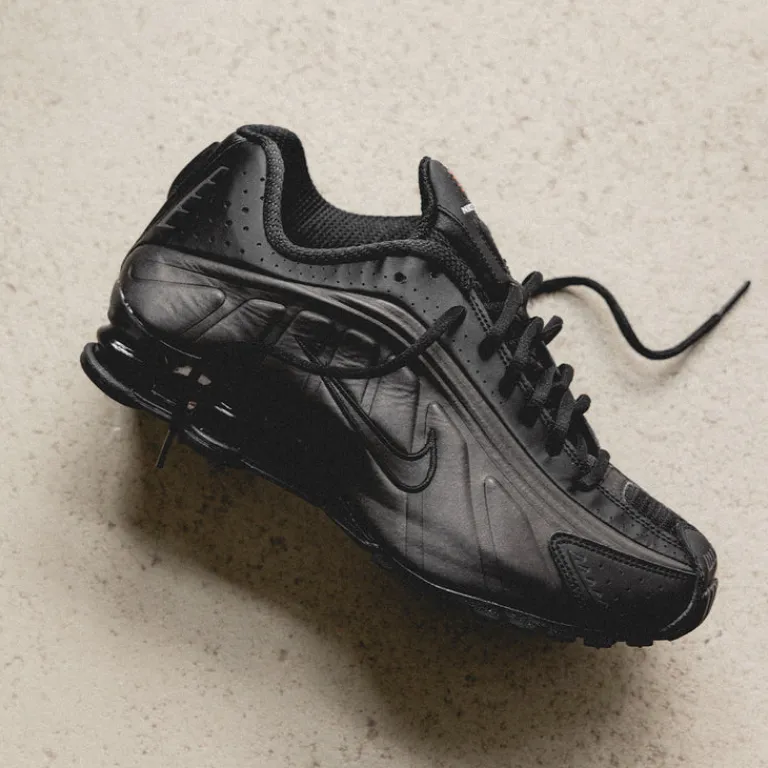 Vegane Sneaker|Retro Runner*Nike Shox R4 Black / Black / Black / Bright Crimson