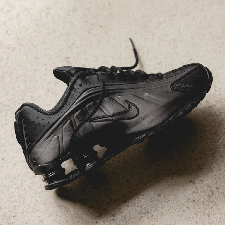 Vegane Sneaker|Retro Runner*Nike Shox R4 Black / Black / Black / Bright Crimson