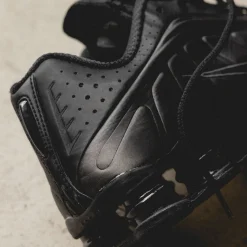 Vegane Sneaker|Retro Runner*Nike Shox R4 Black / Black / Black / Bright Crimson