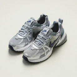 Leder Sneaker|Chunky Sneaker*Nike V2K Run Wolf Grey / Midnight Navy / Cool Grey / White
