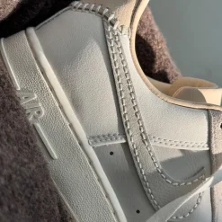 Leder Sneaker|Weiße Sneaker*Nike Wmns Air Force 1 '07 Light Bone / Light Bone / Sail / Pink Oxford