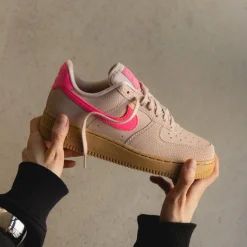 Leder Sneaker*Nike Wmns Air Force 1 '07 Particle Beige / Hyper Pink