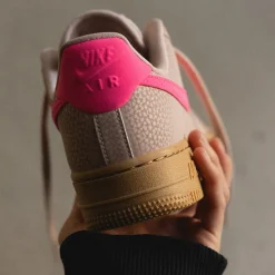 Leder Sneaker*Nike Wmns Air Force 1 '07 Particle Beige / Hyper Pink