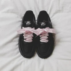 Vegane Sneaker*Nike Wmns Air Force 1 ’07 LV8 Black / Black / Pink Ice