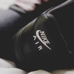 Vegane Sneaker*Nike Wmns Air Force 1 ’07 LV8 Black / Black / Pink Ice