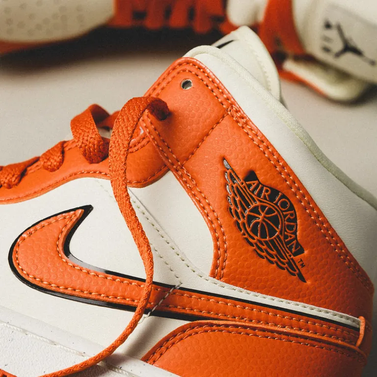 Leder Sneaker*Jordan Nike Wmns Air 1 Mid SE *Sport Spice* Coconut Milk / Sport Spice / Black / Sail