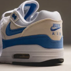 Weiße Sneaker|Retro Runner*Nike Wmns Air Max 1 White / Royal Pulse / Phantom / Black