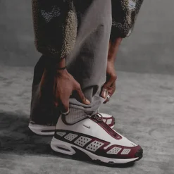 Leder Sneaker|Retro Runner*Nike Wmns Air Max SNDR Photon Dust / Night Maroon/ Black / White