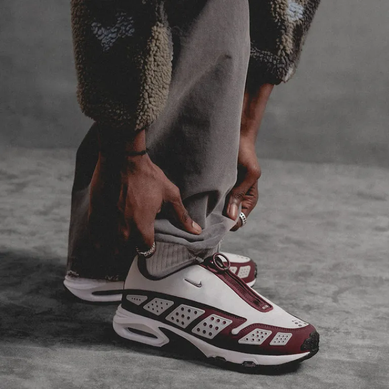 Leder Sneaker|Retro Runner*Nike Wmns Air Max SNDR Photon Dust / Night Maroon/ Black / White