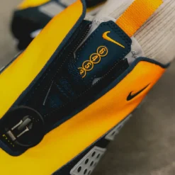Leder Sneaker|Retro Runner*Nike Wmns Air Max SNDR Canyon Gold / Deep Ocean / Light Smoke Grey