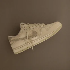 Leder Sneaker*Nike Wmns Dunk Low Sanddrift / Desert Khaki