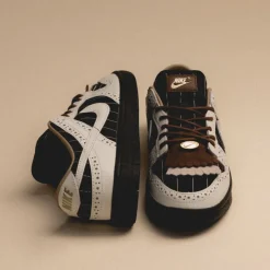 Leder Sneaker|Weiße Sneaker*Nike Wmns Dunk Low LX *Brogue Pintripe* Black / Summit White / Black / Summit White / Caco Wow