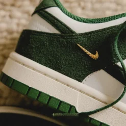 Leder Sneaker|Weiße Sneaker*Nike Wmns Dunk Low *Mini Swoosh* Summit White / George Green / Sail