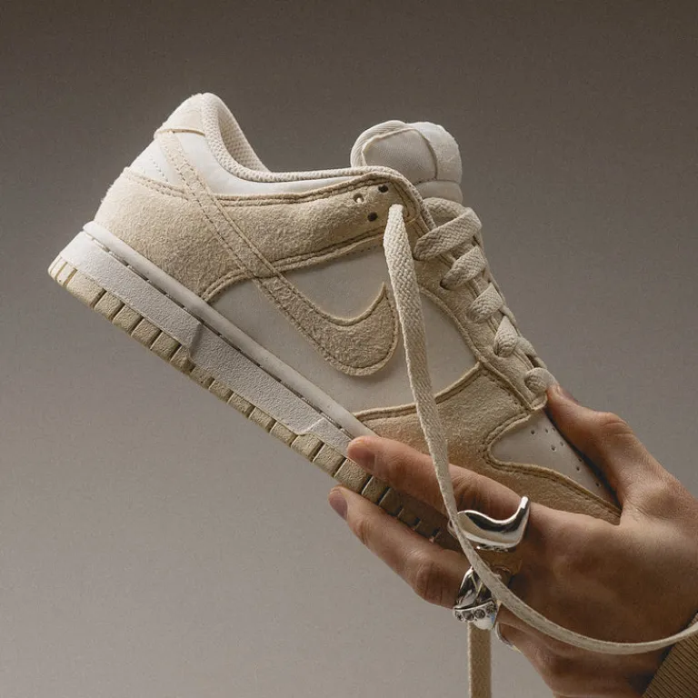 Leder Sneaker*Nike Wmns Dunk Low *Next Nature* Soft Pearl / Beach / Pale Ivory / White