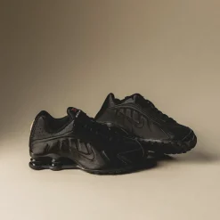 Vegane Sneaker|Retro Runner*Nike Wmns Shox R4 Black / Black / Black / Max Orange