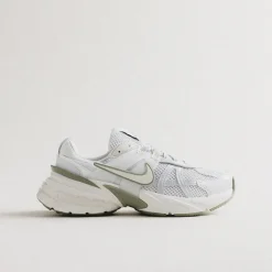 Leder Sneaker|Chunky Sneaker*Nike Wmns V2K Run Photon Dust / Light Silver / Summit White / Ligth Army Sail / Light Bone
