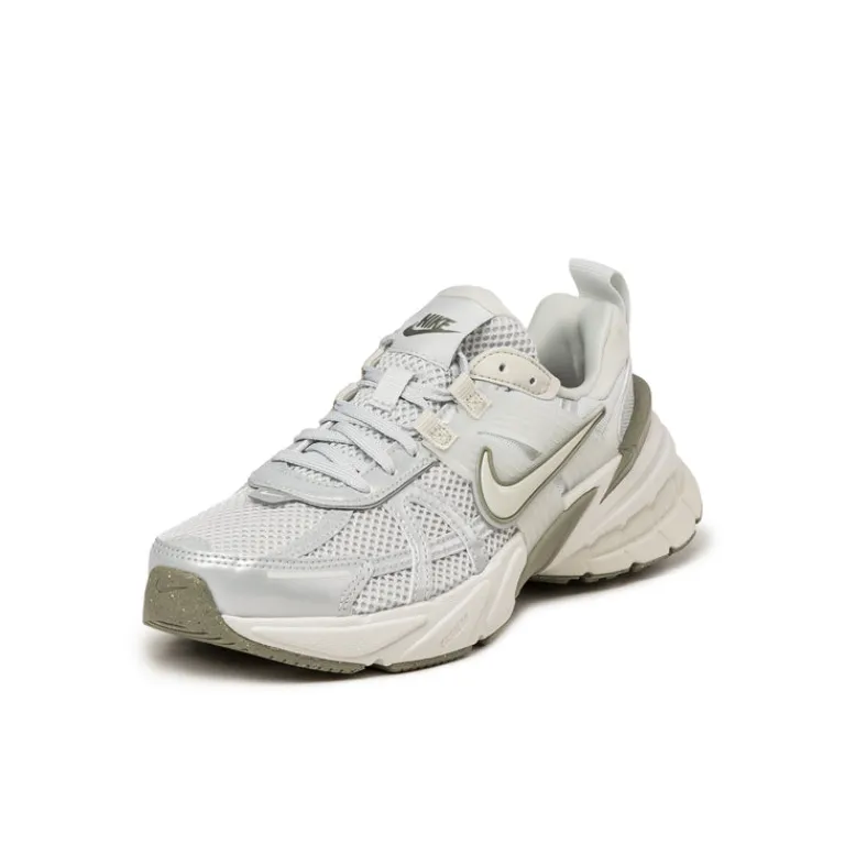 Leder Sneaker|Chunky Sneaker*Nike Wmns V2K Run Photon Dust / Light Silver / Summit White / Ligth Army Sail / Light Bone