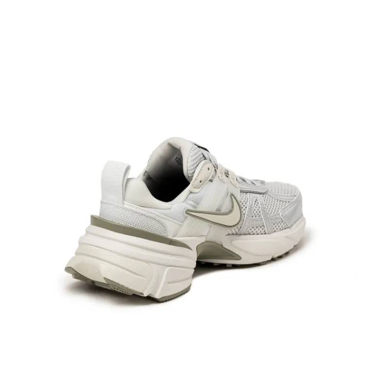 Leder Sneaker|Chunky Sneaker*Nike Wmns V2K Run Photon Dust / Light Silver / Summit White / Ligth Army Sail / Light Bone
