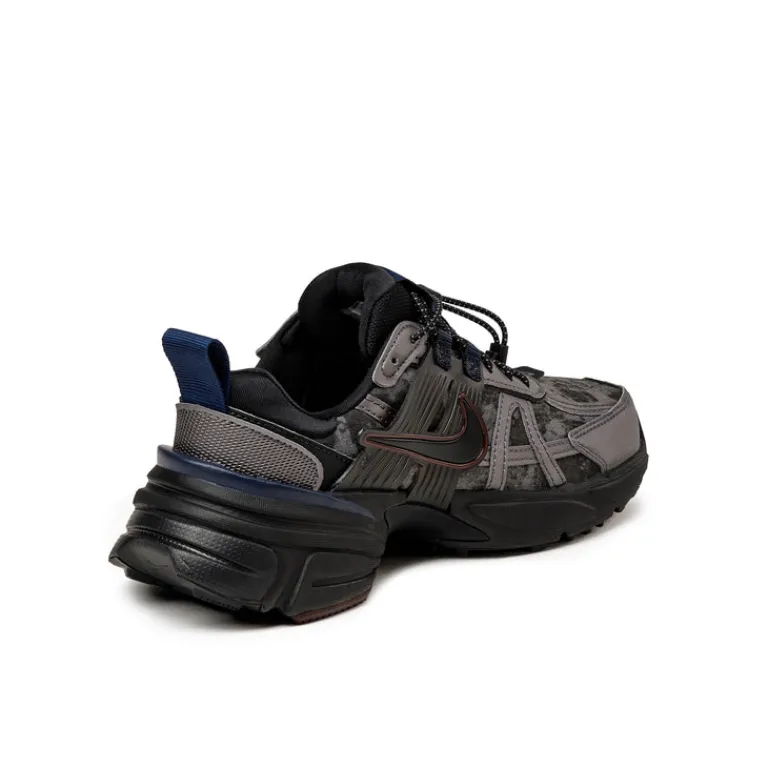 Leder Sneaker|Chunky Sneaker*Nike Wmns V2K Run Metallic Dark Grey / Black / Dark Smoke Grey
