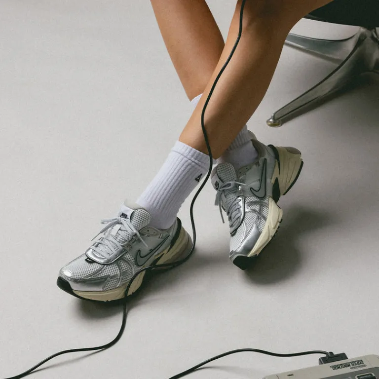 Vegane Sneaker|Weiße Sneaker*Nike Wmns V2K Run Summit White / Metallic Silver