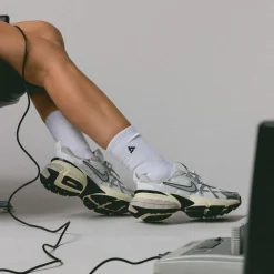 Vegane Sneaker|Weiße Sneaker*Nike Wmns V2K Run Summit White / Metallic Silver