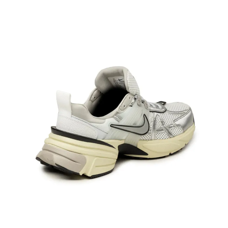 Vegane Sneaker|Weiße Sneaker*Nike Wmns V2K Run Summit White / Metallic Silver