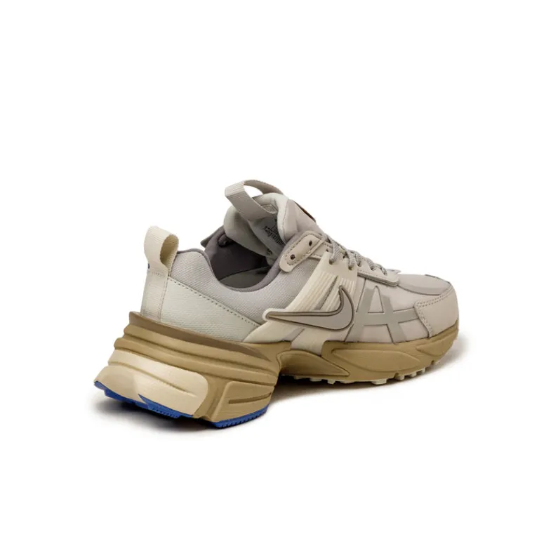 Leder Sneaker|Chunky Sneaker*Nike Wmns V2K Run *GTX* Light Iron Ore / Light Iron Ore / Light Bone / Khaki