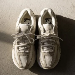 Leder Sneaker|Retro Runner*Nike Wmns Zoom Vomero 5 Beach / Sail / Light Khaki / Pale Ivory