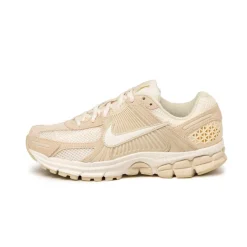 Leder Sneaker|Retro Runner*Nike Wmns Zoom Vomero 5 Beach / Sail / Light Khaki / Pale Ivory