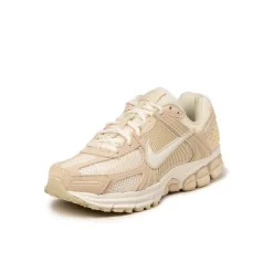 Leder Sneaker|Retro Runner*Nike Wmns Zoom Vomero 5 Beach / Sail / Light Khaki / Pale Ivory