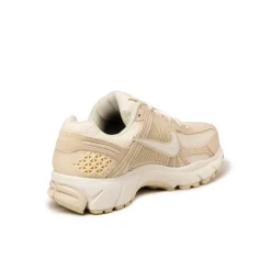 Leder Sneaker|Retro Runner*Nike Wmns Zoom Vomero 5 Beach / Sail / Light Khaki / Pale Ivory