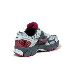Leder Sneaker|Retro Runner*Nike Wmns Zoom Vomero 5 Armory Navy / Glacier Blue / Team Red
