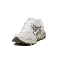 Leder Sneaker|Weiße Sneaker*Nike Wmns Zoom Vomero 5 White / Summit White / Light Smoke Grey