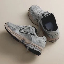 Leder Sneaker|Retro Runner*Nike Wmns Zoom Vomero 5 Pure Platinum / Chrome / Light Orewood Brown