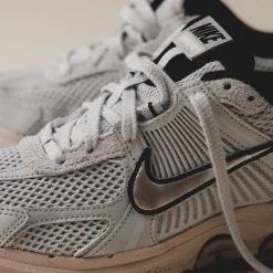 Leder Sneaker|Retro Runner*Nike Wmns Zoom Vomero 5 Pure Platinum / Chrome / Light Orewood Brown