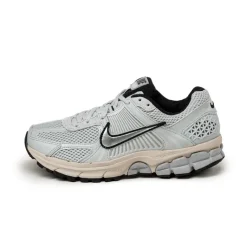 Leder Sneaker|Retro Runner*Nike Wmns Zoom Vomero 5 Pure Platinum / Chrome / Light Orewood Brown